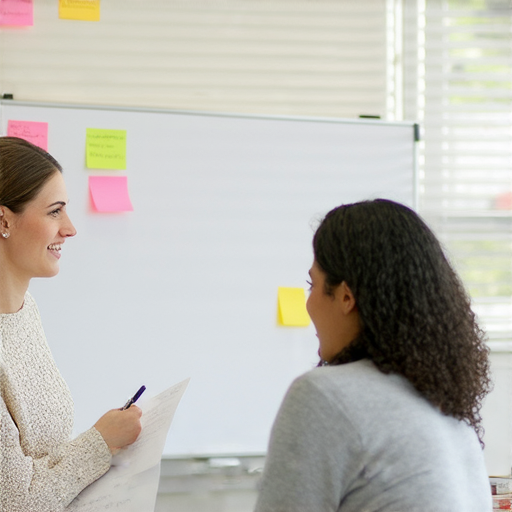 外籍英文老師一對一教學場景，學生專注學習，提升英文能力，強調互動性與個性化學習的優勢，揭示利與弊的真相，助你流利使用英語。