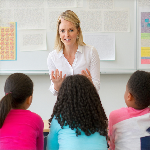 外籍老師教授學生如何靈活使用店員和店主等英文單詞，學生積極參與學習互動，背景為教室環境，強調有效英語交流的技巧與方法。