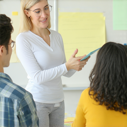 外籍老師一對一教學場景，學生專注學習英文，流利的交流與互動，提升英文能力的學習過程，讓你成為英文達人，探索有效的英語教學方法。