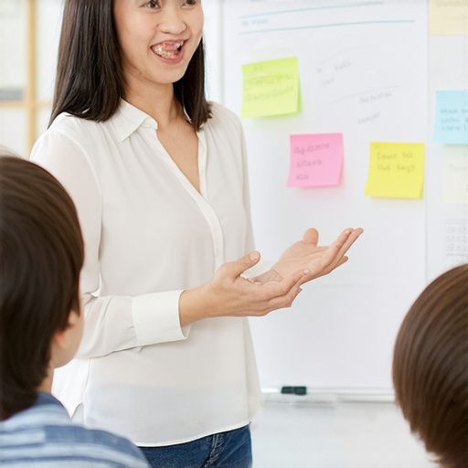 白狐英文一對一教學場景，外籍老師與學生互動學習，促進流利英文口說能力，展現學習的熱情與專業環境。