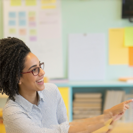 外籍英文老師一對一教學場景，學生專注學習，老師互動指導，體驗發現學習的樂趣，輕鬆提升英文能力，享受個性化教學氛圍。