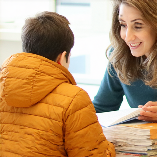 穿著羽绒外套的學員，正與外籍老師進行一對一的英語教學，專注交流，提升溝通能力，輕鬆學好英文，場景明亮，充滿學習氛圍。