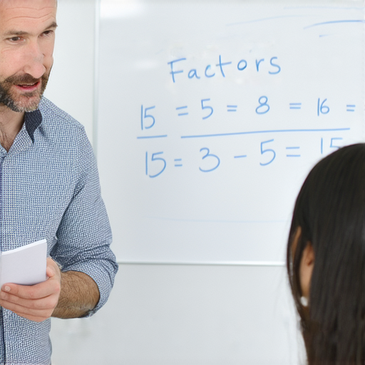 外籍英文老師一對一教學中，學生專注學習數學約數，背景是白板上列出約數例子，強調輕鬆掌握數學奧秘的學習過程。