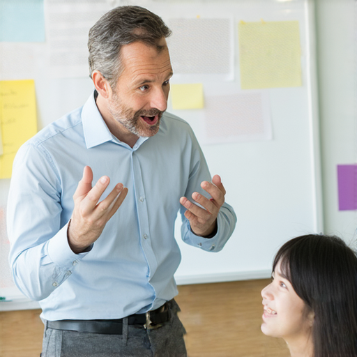 外籍老師一對一教學畫面，學生專注學習英文，展現互動學習氣氛，提升語言能力，立即體驗優質教育服務，助你流利說英文。